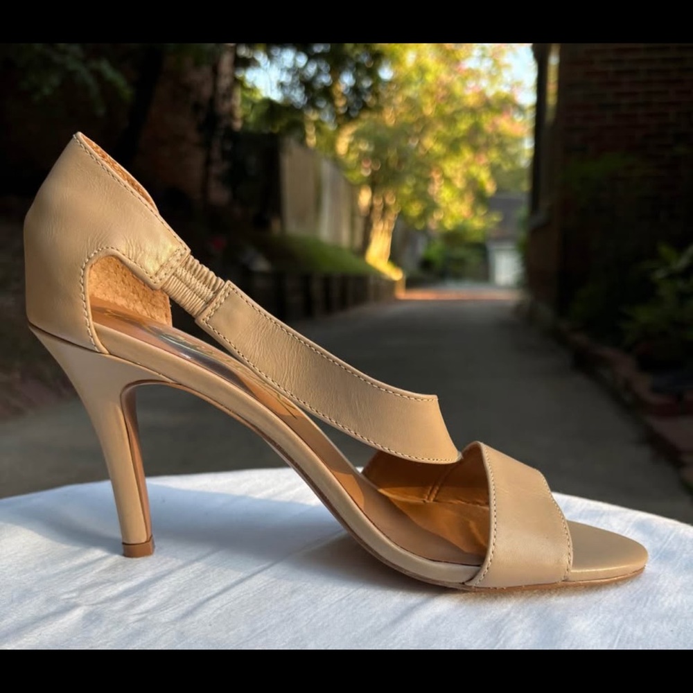 Rowen Gold Signature Nude Leather Heels Size 7M - Picture 8 of 10